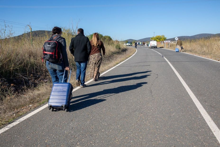 EuropaPress 7874615 varias personas maletas alejan lugar accidente 28 octubre 2026 urda toledo EuropaPress 7874615 varias personas maletas alejan lugar accidente 28 octubre 2026 urda toledo
