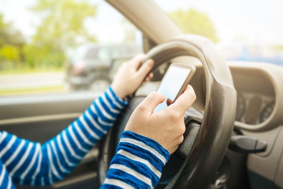 La DGT alerta que el uso del móvil al volante concentra más del 40% de las multas por distracciones La DGT alerta que el uso del móvil al volante concentra más del 40% de las multas por distracciones