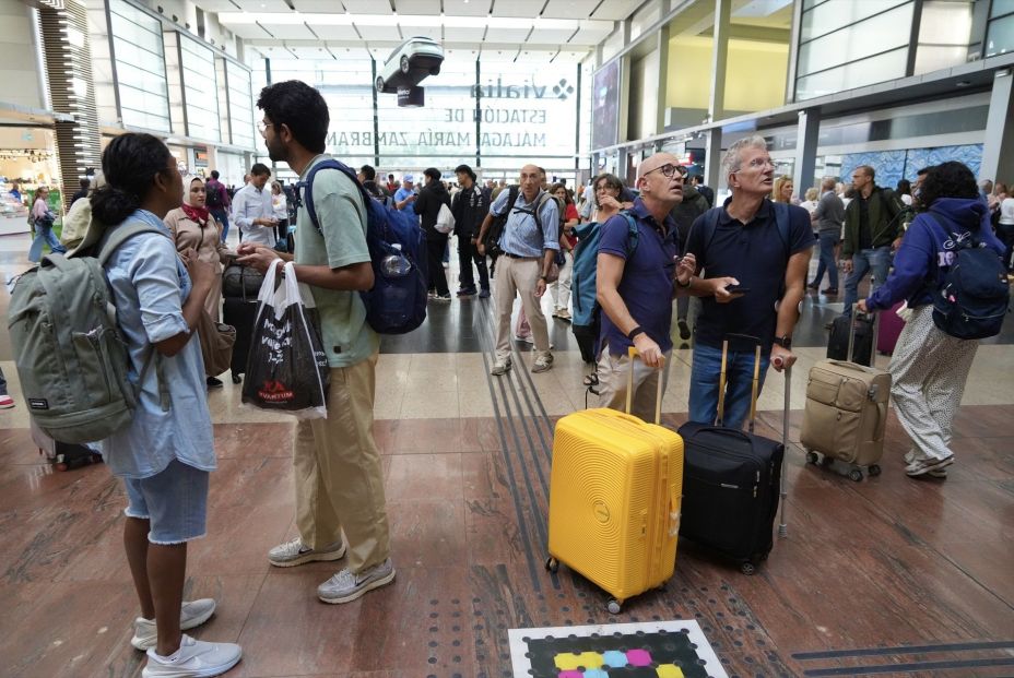 EuropaPress 7874570 viajeros estacion malaga maria zambrano tratan informarse accidente
