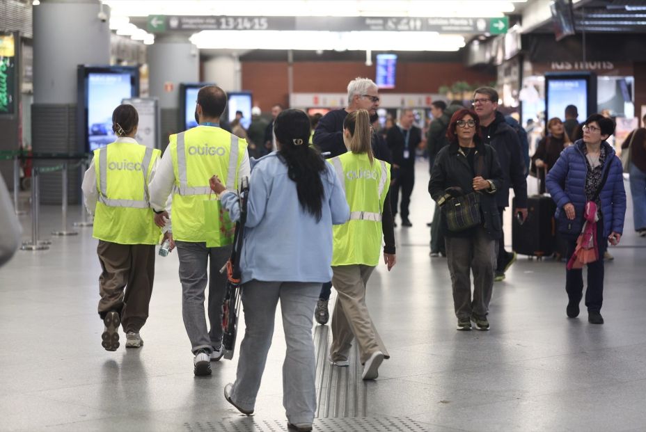 EuropaPress 7874543 trabajadores avisan pasajeros cancelacion trenes estacion madrid puerta