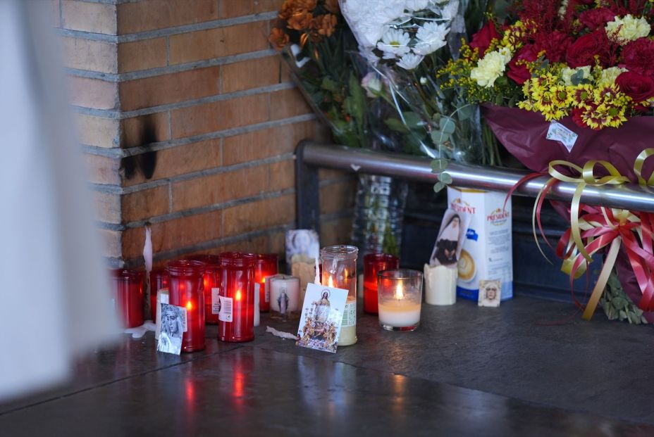 EuropaPress 7876712 pequeno altar flores velas recuerdo victimas estacion santa justa sevilla EuropaPress 7876712 pequeno altar flores velas recuerdo victimas estacion santa justa sevilla