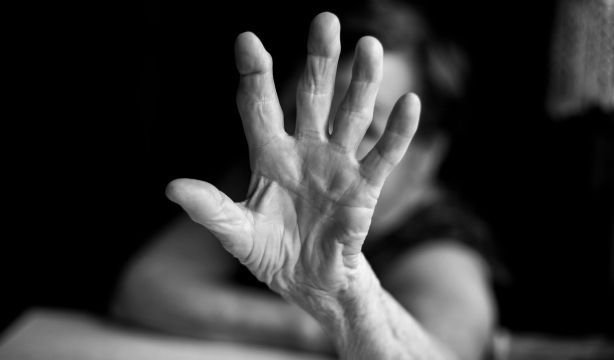'Nombrar lo invisibilizado', un libro sobre la violencia de género contra las mujeres mayores (Bigstock)