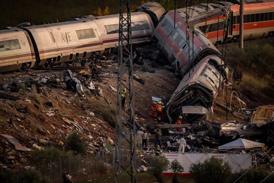 EuropaPress 7877762 efectivos ume trabajan vagones descarrilados zona accidente ferroviario EuropaPress 7877762 efectivos ume trabajan vagones descarrilados zona accidente ferroviario