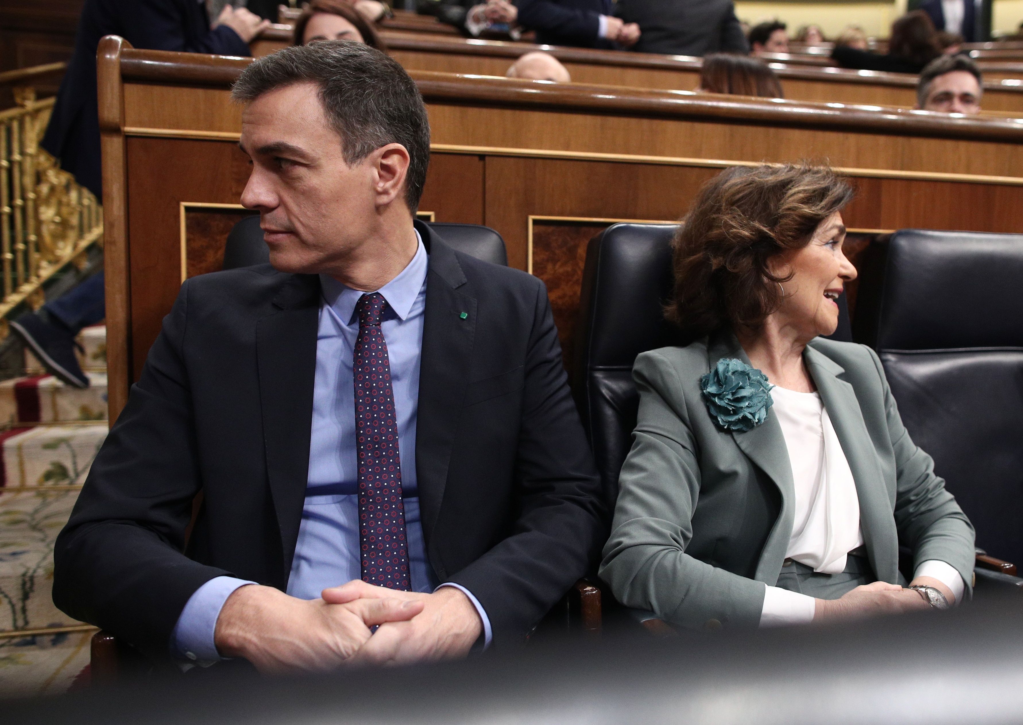 EuropaPress 2657229 El presidente del Gobierno Pedro Sánchez (izq) y la Vicepresidenta Primera del Gobierno y Ministra de Presidencia Relaciones con las Cortes y Memoria Democrática Carmen Calvo (dech) durante una sesión de control al Go