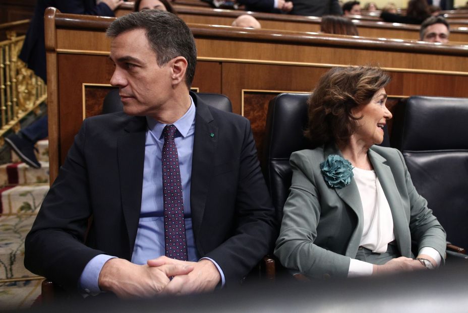 EuropaPress 2657229 El presidente del Gobierno Pedro Sánchez (izq) y la Vicepresidenta Primera del Gobierno y Ministra de Presidencia Relaciones con las Cortes y Memoria Democrática Carmen Calvo (dech) durante una sesión de control al Go