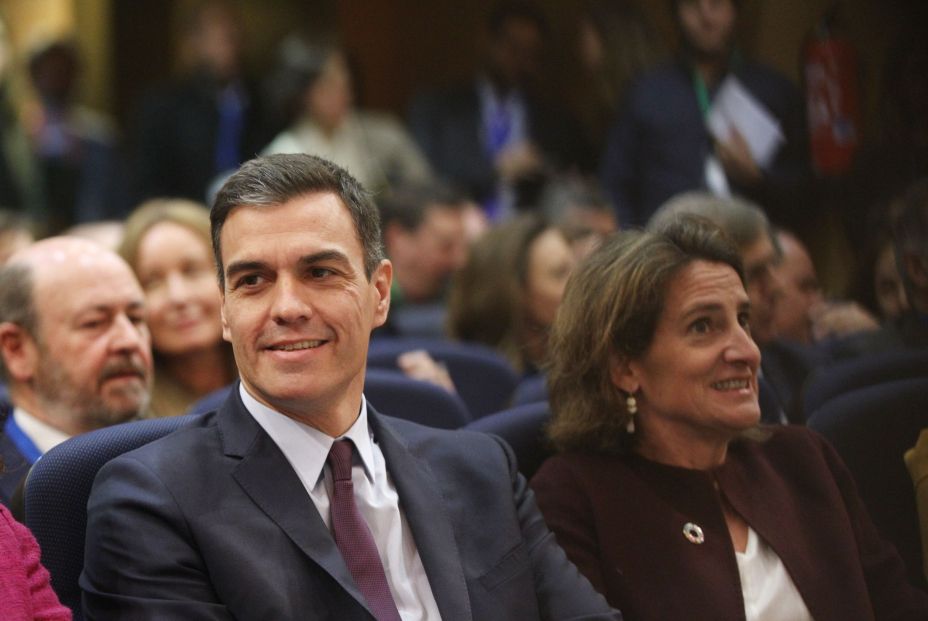 EuropaPress 1943696 El presidente del Gobierno Pedro Sánchez; y la ministra para la Transición Ecológica Teresa Ribera durante la presentación del anteproyecto de Ley de Cambio Climático y Transición Energética del Plan Nacional inte