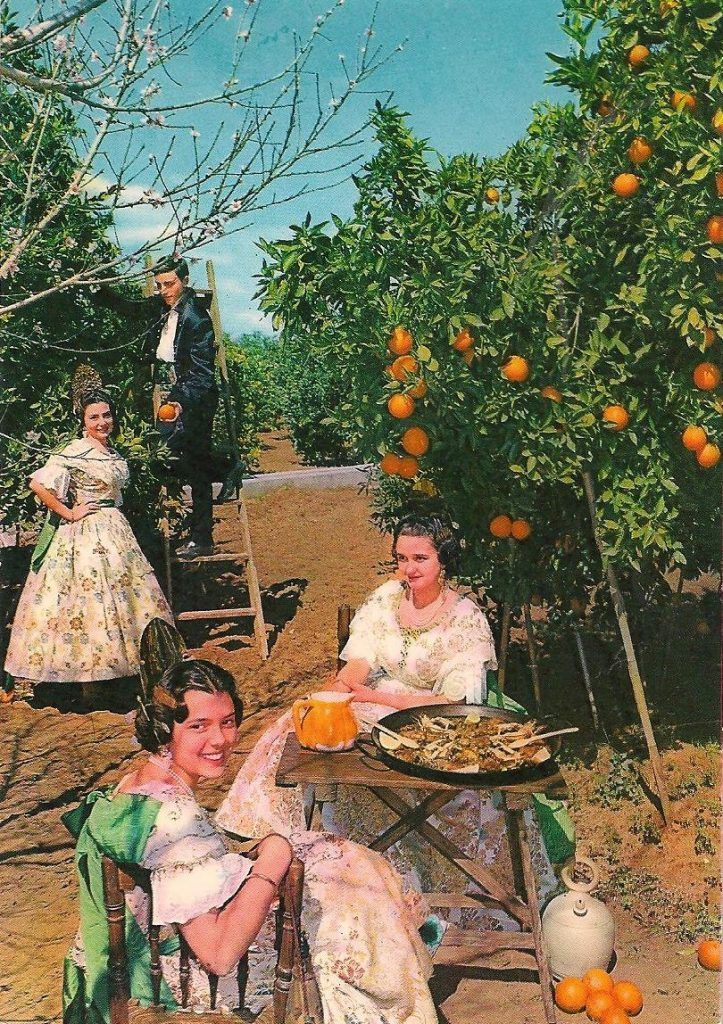 Postal De Paella en un huerto de naranjos. València 1964. El IVAM recorre en los imaginarios turísticos de la costa valenciana durante el franquismo