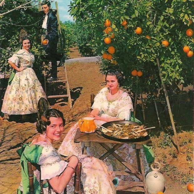 Postal De Paella en un huerto de naranjos. València 1964. El IVAM recorre en los imaginarios turísticos de la costa valenciana durante el franquismo