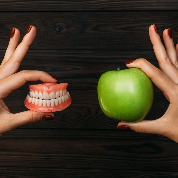 Qué hacer y qué evitar si llevas dentadura postiza