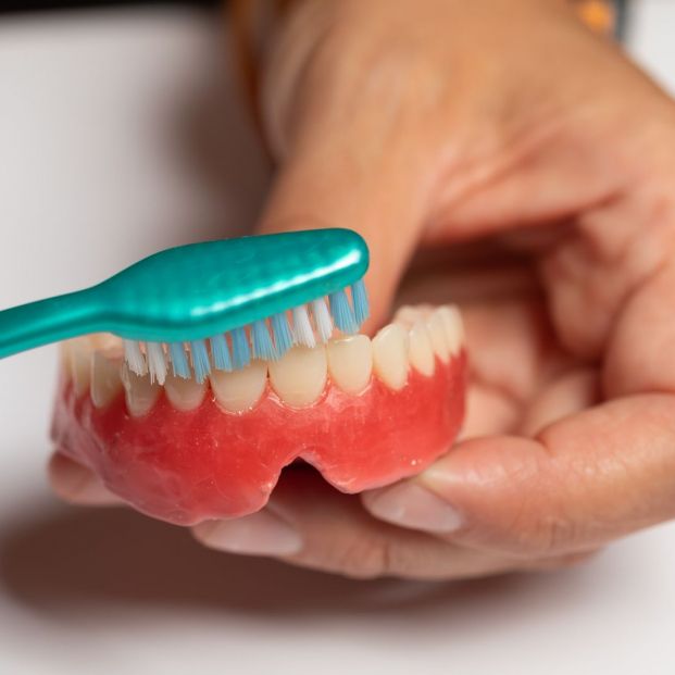 Las correctas medidas de higiene favorecerén el buen estado de la prótesis dental