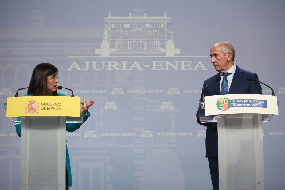 El consejero de Gobernanza Pública y portavoz vasco, Josu Erkoreka, y la ministra de Política Territorial, Carolina Darias