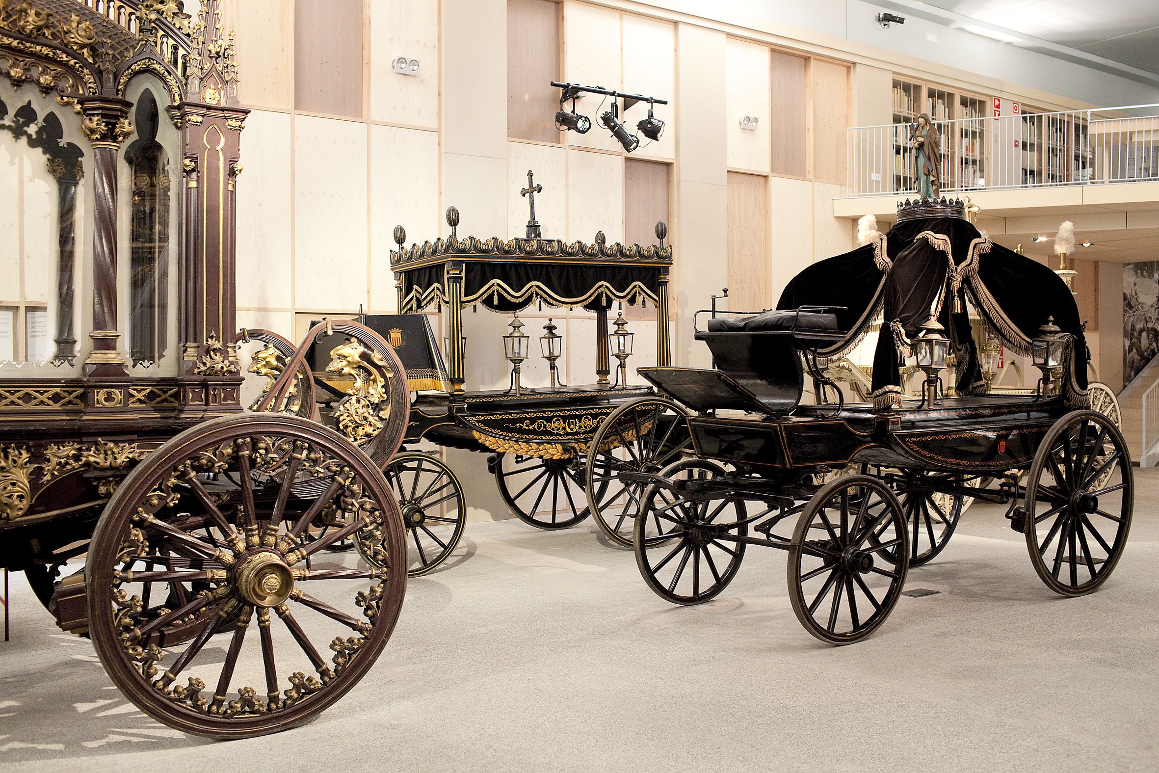 Uno de los curiosos museos, el de Carrozas Fúnebres (https://www.cbsa.cat/linstitucio-igualada-torna-a-porta-els-seus-alumnes-a-coneixer-el-patrimoni-funerari-de-barcelona/?lang=es)