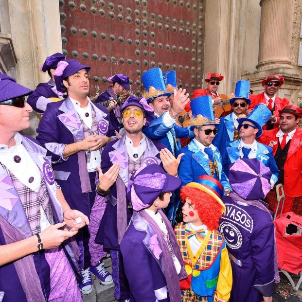 agrupación de carnaval en la calle en Cádiz