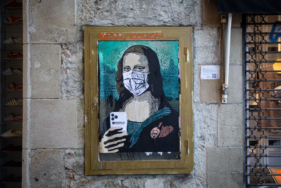 Pintura de una Gioconda con un móvil y una mascarilla obra del grafitero TV Boy llamada 'Mobile World Virus' en referencia a la cancelación del Mobile World Congress a causa del coronavirus en Barcelona Catalunya (Espa