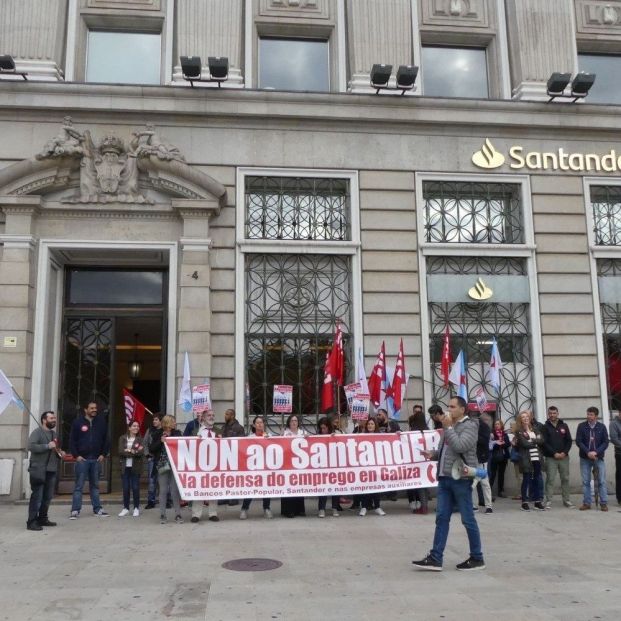 EuropaPress 2410324 Protestas de la CIG ante el Banco Santander de la oficina principal de A Coruña