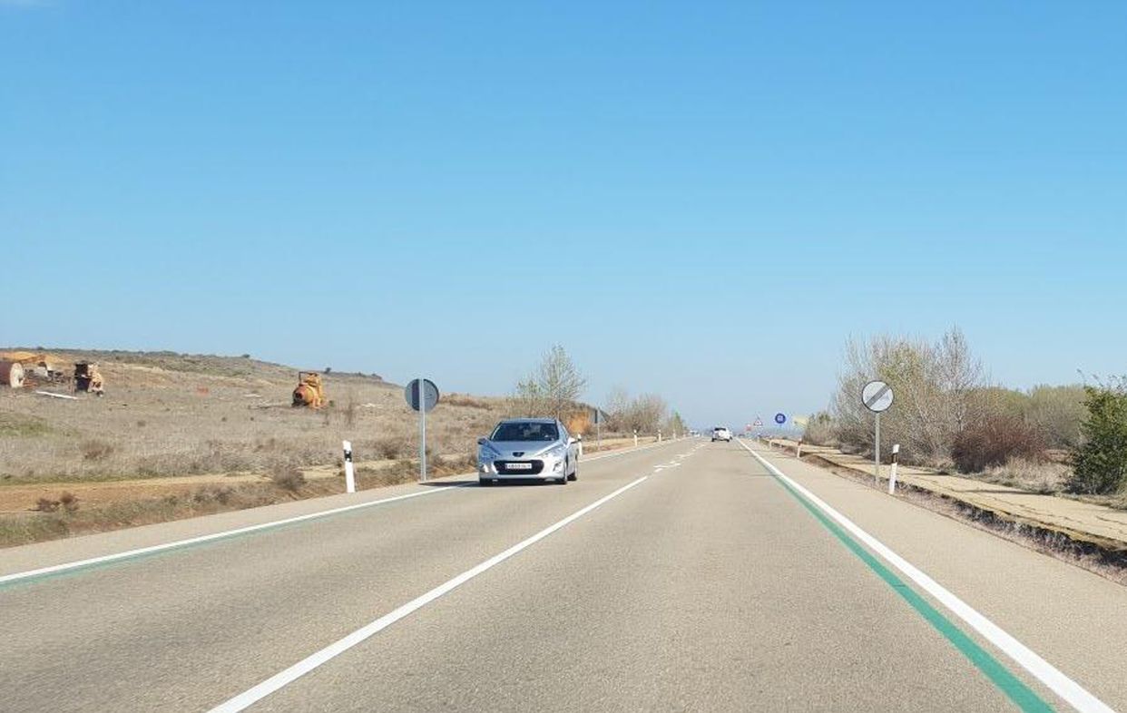 El 'trampantojo' de la DGT: ¿Para qué sirven las lineas verdes que han pintado en las carreteras?
