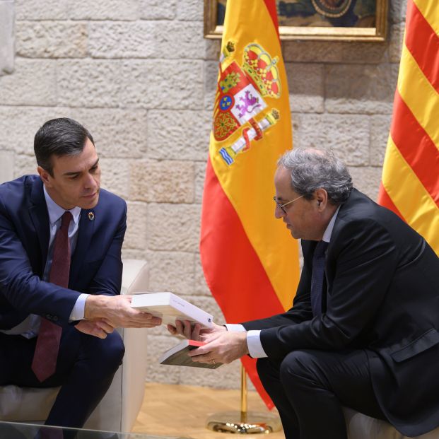 El presidente de la Generalitat Quim Torra (dech) le regala dos libros al presidente del Gobierno Pedro Sánchez (izq) antes de su reunión en el Palau de la Generalitat en Barcelona Catalunya (E
