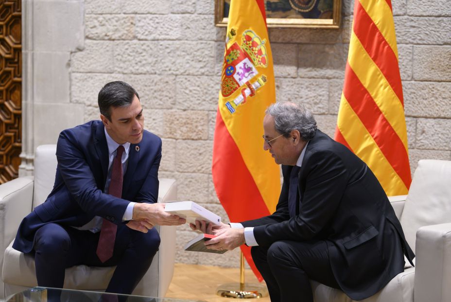 El presidente de la Generalitat Quim Torra (dech) le regala dos libros al presidente del Gobierno Pedro Sánchez (izq) antes de su reunión en el Palau de la Generalitat en Barcelona Catalunya (E