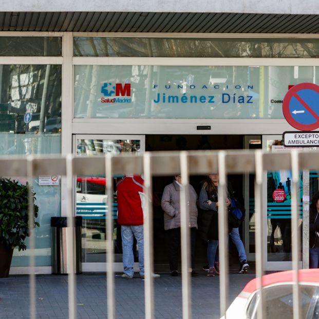 EuropaPress 2674245 Entrada a la Fundación Jiménez Díaz centro donde acudió ayer el segundo paciente con coronavirus de Madrid y donde ha permanecido hasta ser trasladado esta mañana al Hospital Carlos III en Madrid (España) a 26 de f