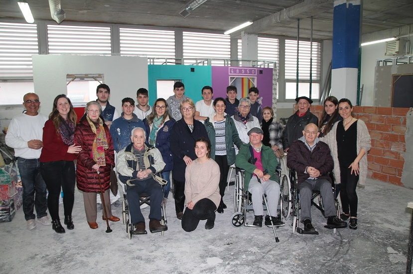 Mayores de Leioa visitan a los alumnos de Formación Profesional Básica y participan en sus prácticas