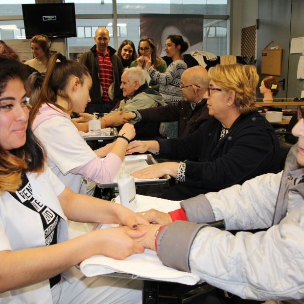 Mayores de Leioa visitan a los alumnos de Formación Profesional Básica y participan en sus prácticas