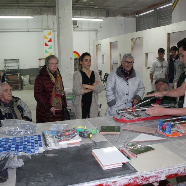 Mayores de Leioa visitan a los alumnos de Formación Profesional Básica y participan en sus prácticas Mayores de Leioa visitan a los alumnos de Formación Profesional Básica y participan en sus prácticas