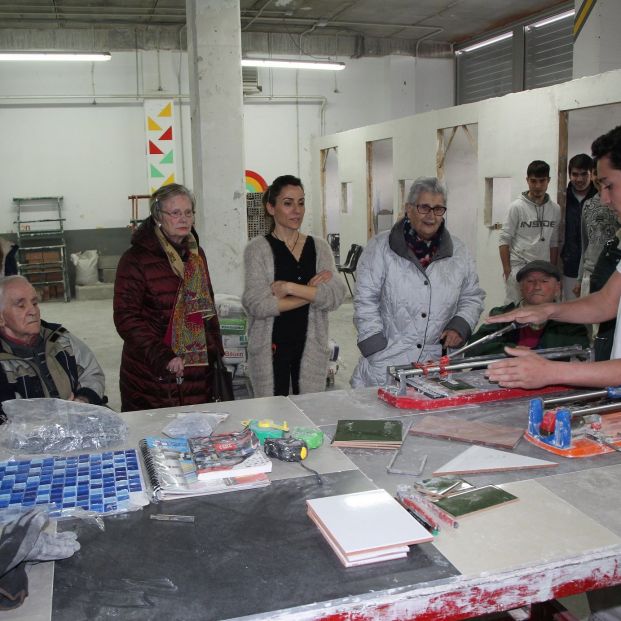 Mayores de Leioa visitan a los alumnos de Formación Profesional Básica y participan en sus prácticas