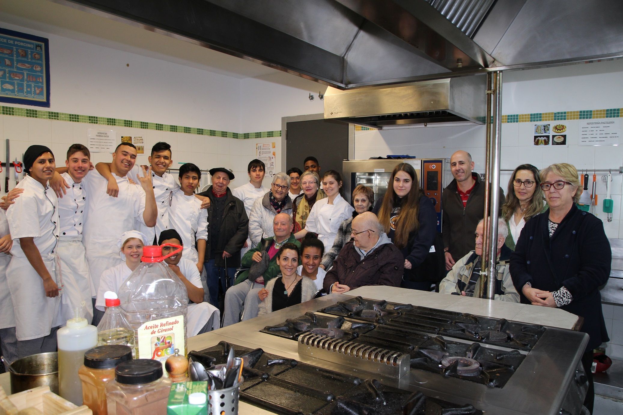 Mayores de Leioa visitan a los alumnos de Formación Profesional Básica y participan en sus prácticas