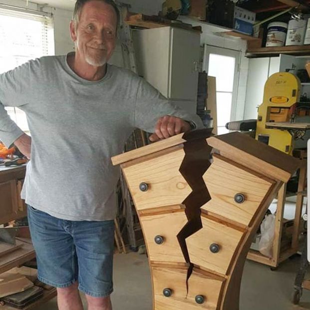 Henk, el carpintero jubilado que crea muebles imposibles (no están rotos aunque lo parezca)