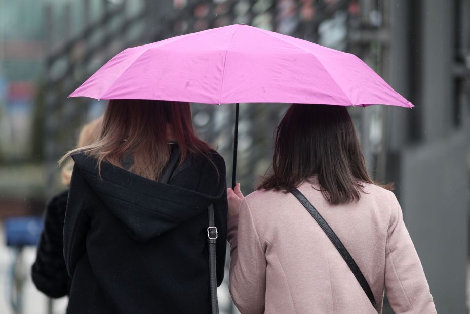 Tiempo: La borrasca Karine activa en toda España avisos por viento, lluvias, olas y nieve