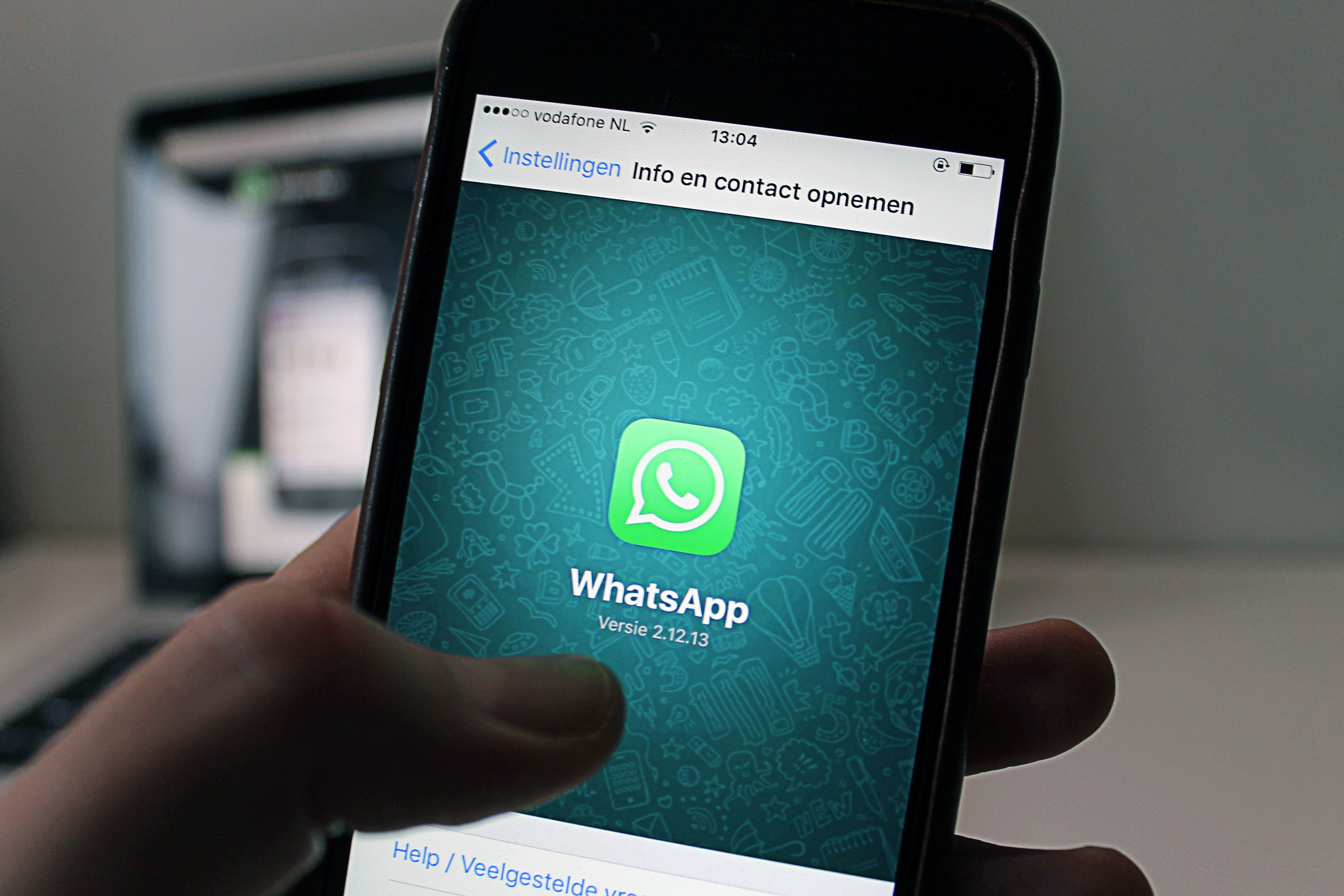 iPhone instalando WhatsApp (Pexels)