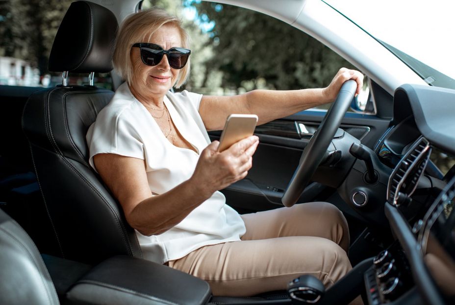 Utilizar el móvil mientras conduces puede restarte puntos en tu carnet