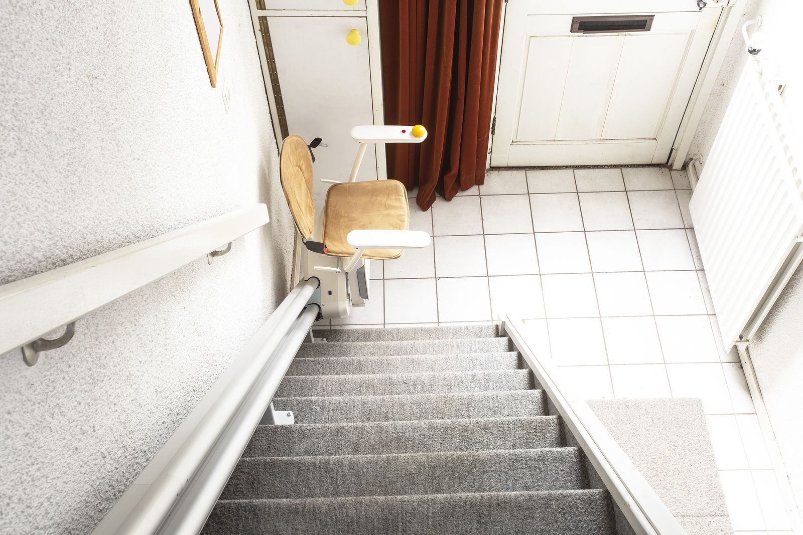 Consejos para elegir una silla elevadora para salvar las escaleras de casa