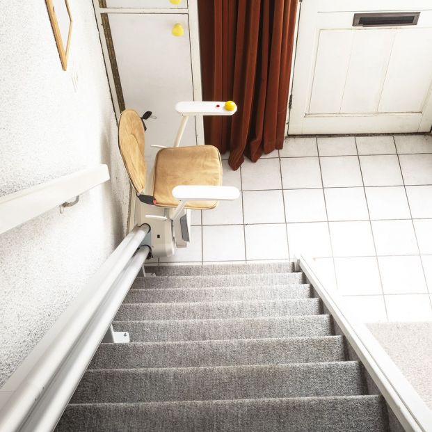 Consejos para elegir una silla elevadora para salvar las escaleras de casa