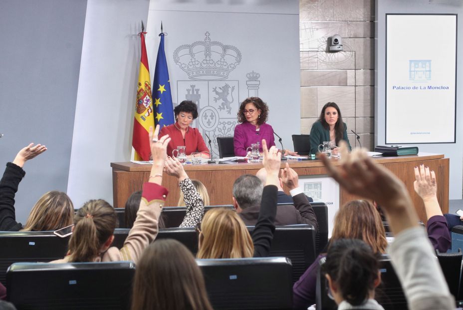 EuropaPress 2687602 (I D) La ministra de Educación y Formación Profesional Isabel Celaá; la ministra Portavoz y de Hacienda María Jesús Montero; y la ministra de Igualdad Irene Montero responden a los medios en la rueda de prensa organ