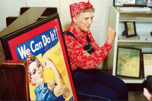retrato de Ethel Kelly, la trabajadora que la Segunda Guerra Mundial fue modelo del famoso cartel que J. Howard Miller hizo en 1943 para Westinghouse Electric.