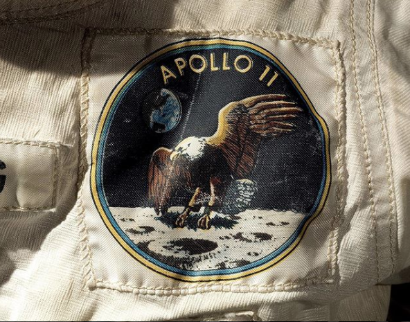Parche del traje espacial del primer hombre que pisó la luna, Neil Armstrong, y que fue diseñado por su compañero  el piloto del módulo del Apolo XI, Michael Collins. 