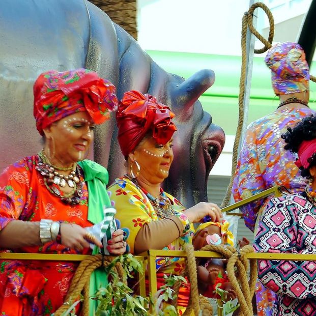 Carrozas de domingo de Carnaval en Cádiz (BigStock)