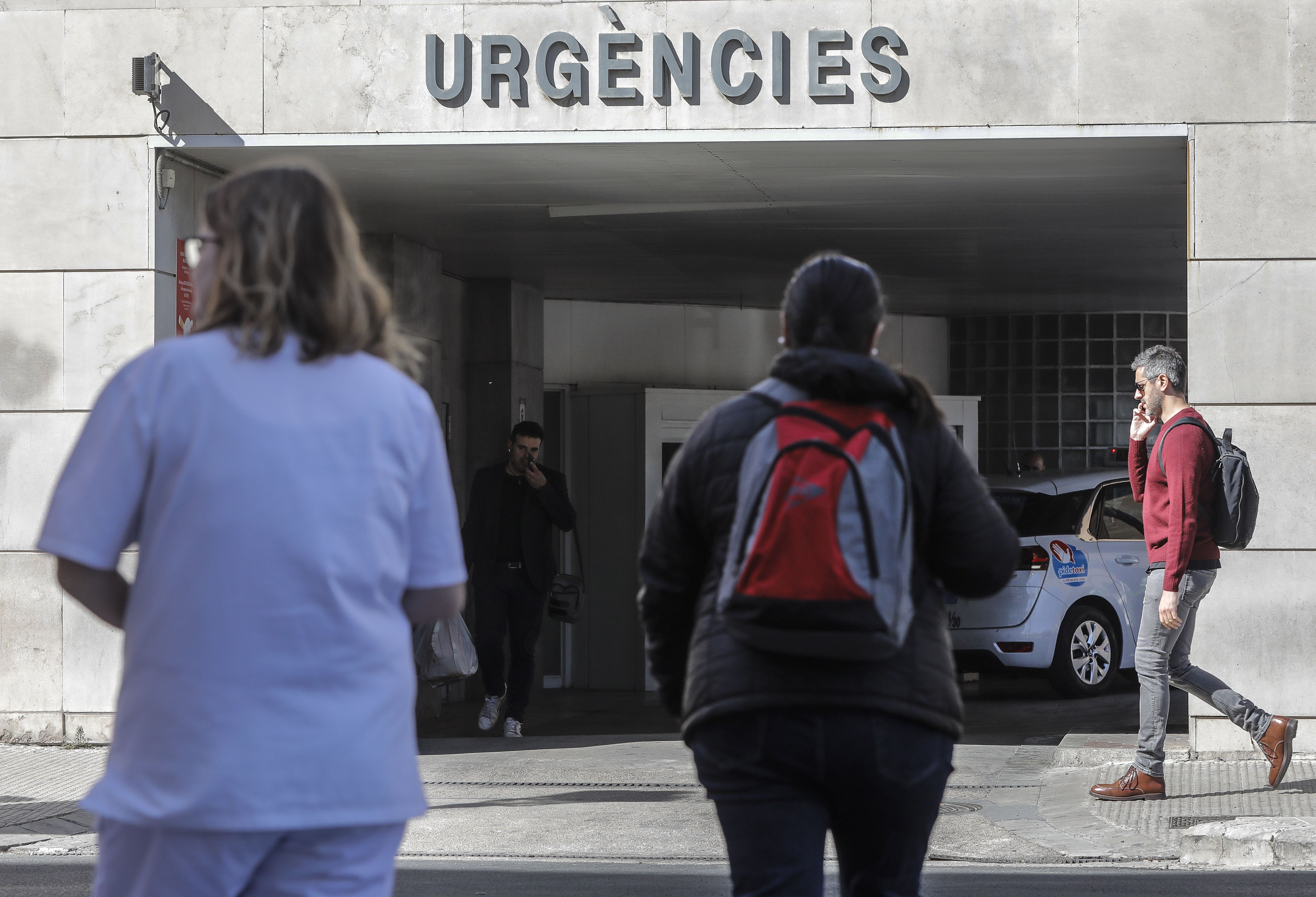 Coronavirus: Personal sanitario en la puerta de Urgencias de Hospital Clínico de Valencia 