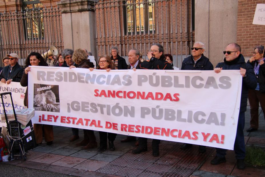 Familiares de residencias de mayores de Madrid exigen la gestión pública de los centros sancionados Familiares de residencias de mayores de Madrid exigen la gestión pública de los centros sancionados