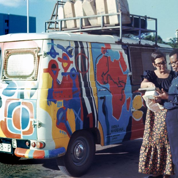 1974 1 Con el alcalde de Lusaka, Zambia. Furgoneta viaje Barcelona Ciudad del Cabo Walbis Bay. 15 meses.