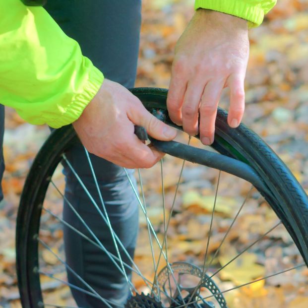 ¿Cómo arreglo un pinchazo de mi bici? (big stock)