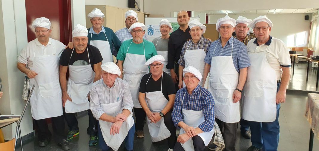 'Mister chef' enseña a cocinar a hombres jubilados que viven solos