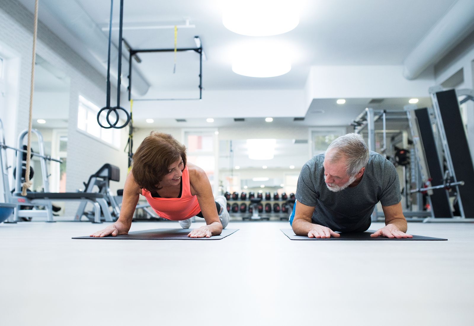 Personas mayores haciendo plancha abdominal