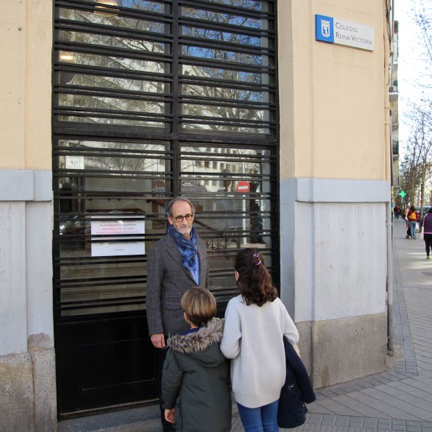 Abuelos al rescate, abuelo puerta colegio