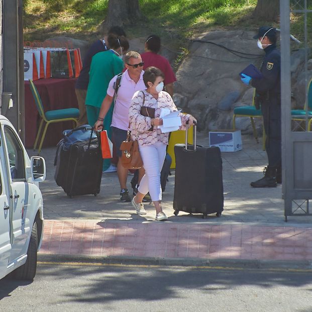 EuropaPress 2692876 dos turistas salen hotel h10 costa adeje palace acompanados agentes policia