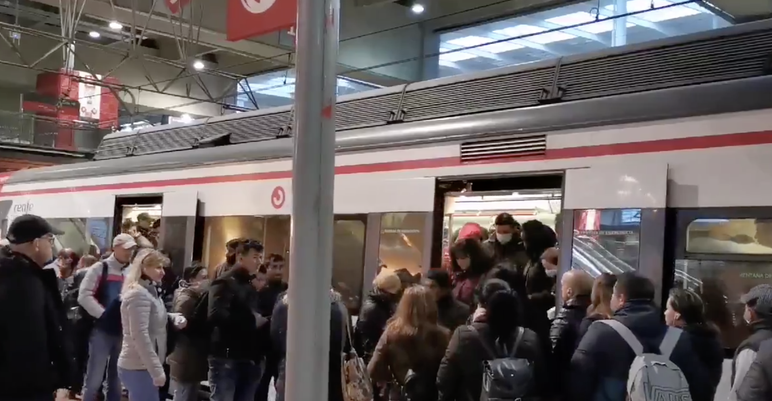 Trenes y andenes abarrotados a primera hora de este lunes en Madrid y Barcelona