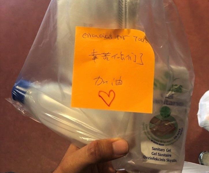 Ciudadanos chinos van a los hospitales madrileños para repartir mascarillas. Foto: EuropaPress 