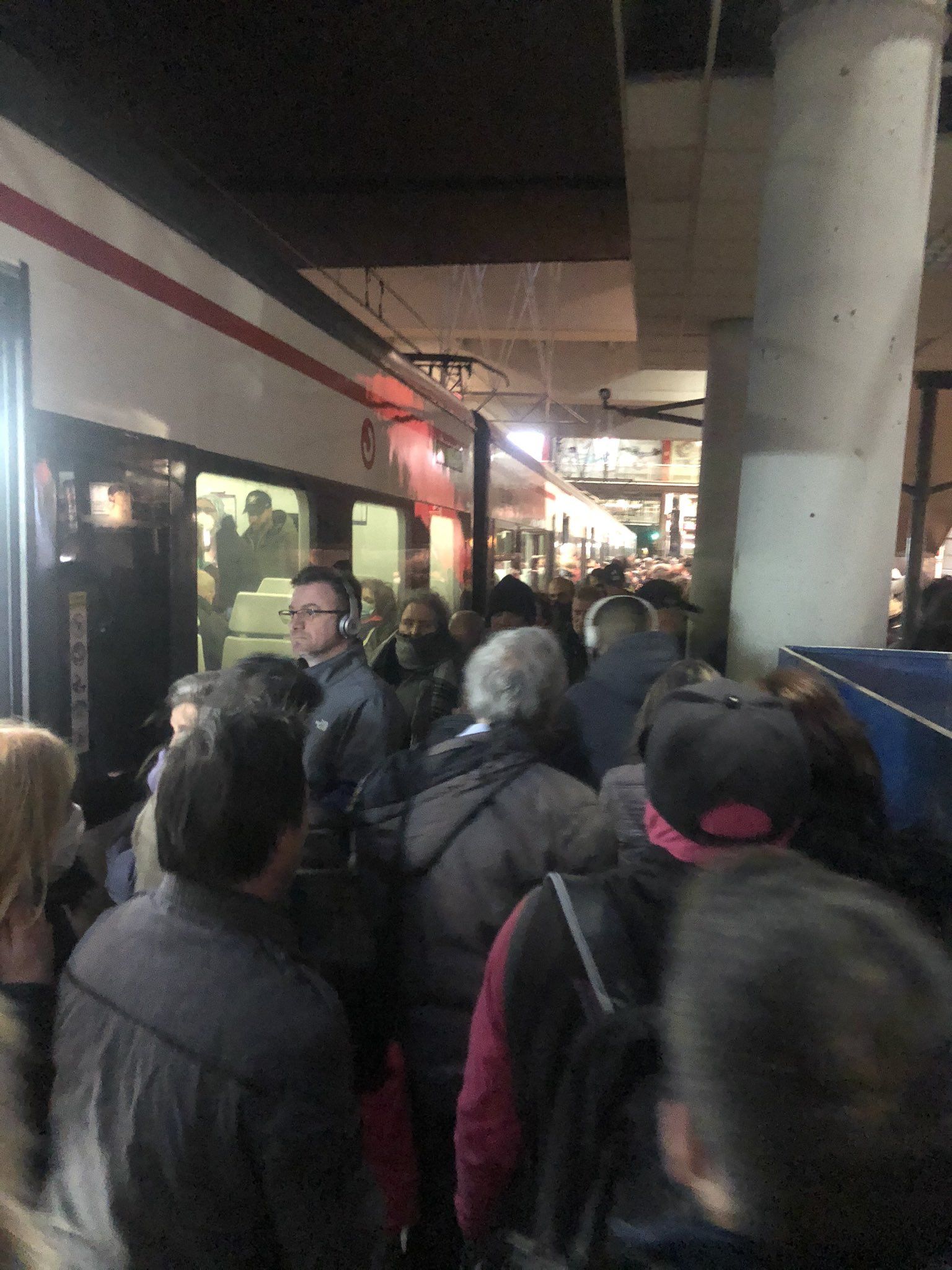 Trenes y andenes abarrotados a primera hora de este lunes en Madrid
