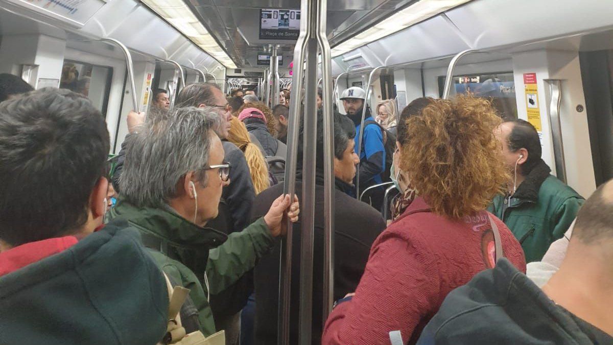 Vagones de metro y autobuses abarrotados a primera hora de este lunes en Barcelona